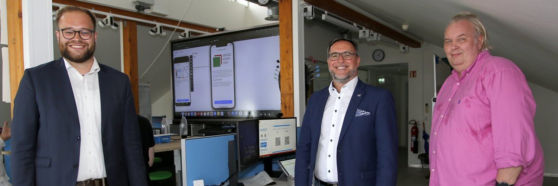 Die IDS-Ausschussvorsitzenden Simon Kell (l.) und Joachim Quass (r.) informierten sich bei IT-Dezernent Harald Vieten über die Arbeit des Digitallabors im Kreishaus.