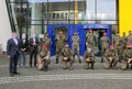 Landrat Petrauschke steht mit einer Gruppe Soldaten in Uniform vor dem Kreishaus