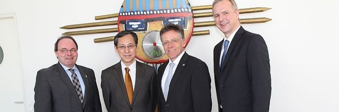 Antrittsbesuch im Kreishaus Neuss (von links): Wirtschaftsförderer Robert Abts, Japans Generalkonsul Ryuta Mizuuchi, Landrat Hans-Jürgen Petrauschke und Kreisdirektor Dirk Brügge.