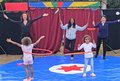 Kinder und Erwachsene bei einer artistischen Vorführung.