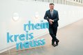 Männliche Person lehnt an einem 3D-Logo des Rhein-Kreises Neuss.