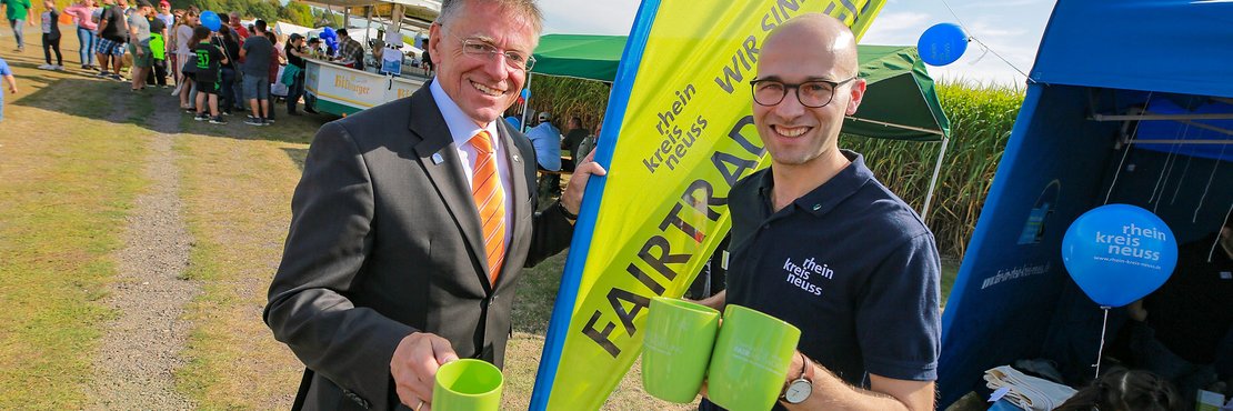 Zwei männliche Personen mit Kaffeetassen in den Händen