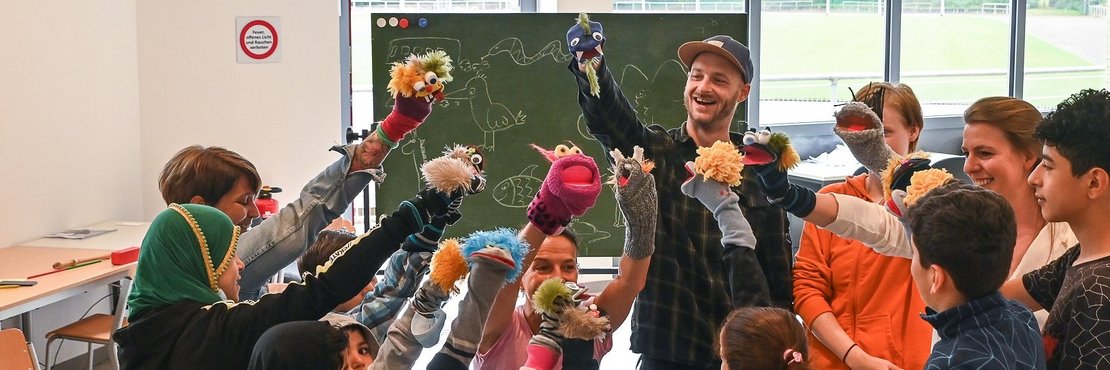 Ein Singlehrer und eine Gruppe Kinder