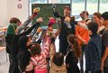 Ein Singlehrer und eine Gruppe Kinder