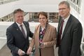 V.l.: Landrat Hans-Jürgen Petrauschke, Kaarsts Bürgermeisterin Ulrike Nienhaus und Elmar Hennecke, Leiter der Rechnungsprüfung des Rhein-Kreises Neuss