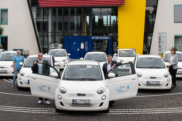 Die Kreisverwaltung setzt für den Klimaschutz auf die Elektrifizierung ihres Fuhrparks: Landrat Hans-Jürgen Petrauschke (vorne rechts) und Kreisdezernent Harald Vieten (vorne links).