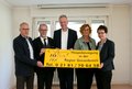 Personengruppe hält Plakat mit Schriftzug "Jona-Hospizbewegung in der Region Grevenbroich und Telefonnummer 02181/706458"