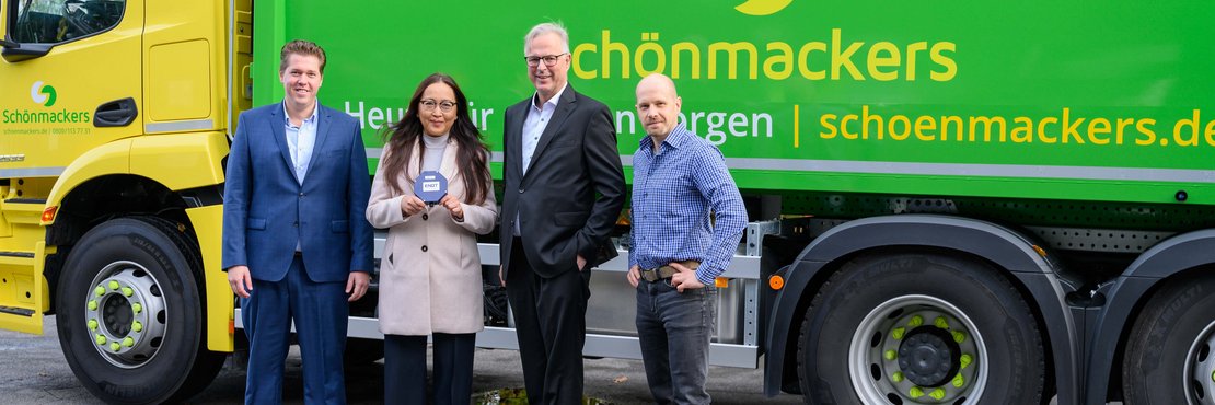 Stehen vor Schönmackers-LKW: Pascal Beyerlein, Dr. Anna Beck, Kreisdirektor Dirk Brügge und Tobias Thieser