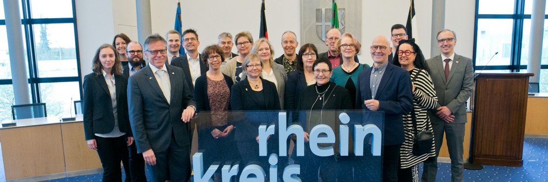 Landrat Hans-Jürgen Petrauschke (vorne, links) und Marcus Temburg (rechts) begrüßten im Kreishaus Grevenbroich die Gruppe finnischer Planungsexperten.