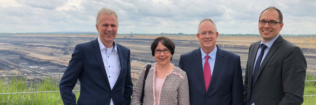 Kreisdirektor Dirk Brügge (l.) mit Andrew Harfoot (2.v.r.), Dagmar Wülknitz und Bertram Gaiser am Rand des Braunkohle-Tagebaus im Rhein-Kreis Neuss.