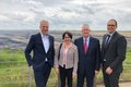 Kreisdirektor Dirk Brügge (l.) mit Andrew Harfoot (2.v.r.), Dagmar Wülknitz und Bertram Gaiser am Rand des Braunkohle-Tagebaus im Rhein-Kreis Neuss.