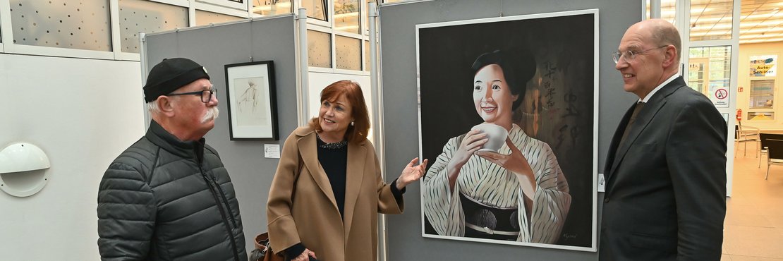 Kreiskulturdezernent Tillmann Lonnes (r.) , die 1. Vorsitzende des Kunst.Neuss e.V., Dr. Susanne Altweger, und Vereinsmitglied Klaus Menzel bei der Ausstellungseröffnung im Kreishaus Neuss.