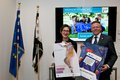 Landrat Hans-Jürgen Petrauschke und Ruth Harte, Leiterin des Europabüros des Kreises mit Plakaten zur Europawahl.