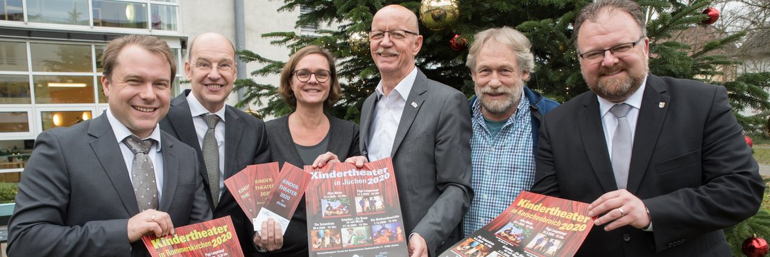 Personengruppe mit Plakaten