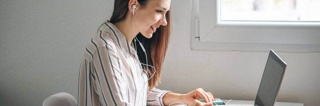 Eine Frau sitzt an einem Laptop