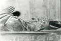Foto vom Ausschnitt der Liegefigur auf dem Grabmal Friedrichs im Kölner Dom
