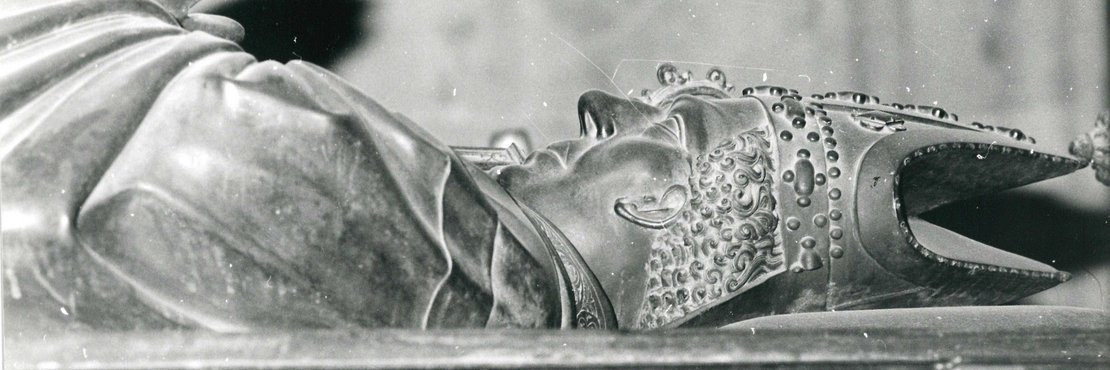 Foto vom Ausschnitt der Liegefigur auf dem Grabmal Friedrichs im Kölner Dom