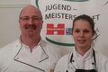 Ausbilder Peter Schmitt und Barbara Hortmanns, Gewinnerin der Regionalen Jugendmeisterschaft in Gastgewerbe-Berufen