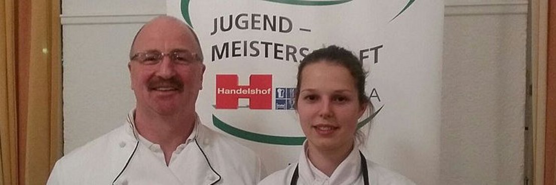 Ausbilder Peter Schmitt und Barbara Hortmanns, Gewinnerin der Regionalen Jugendmeisterschaft in Gastgewerbe-Berufen