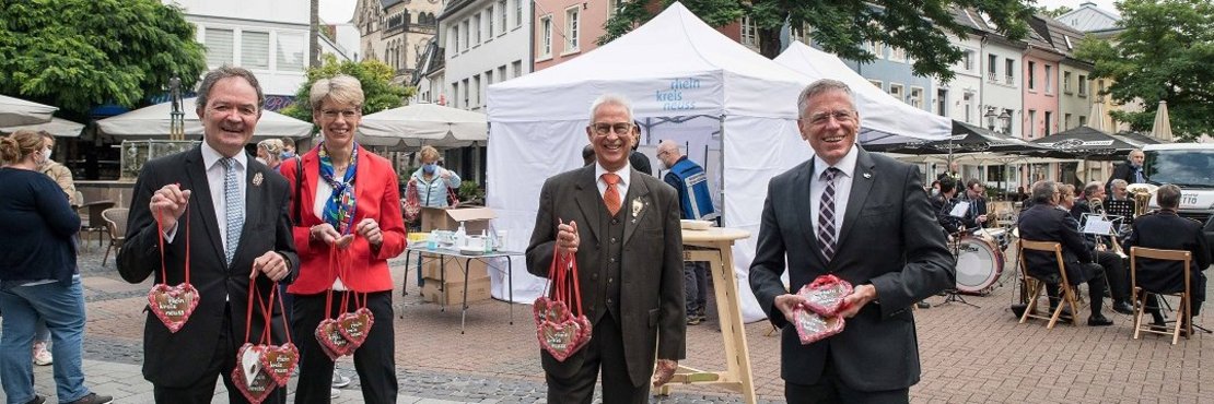 Landrat Hans-Jürgen Petrauschke, Schützenkönig Kurt Koenemann, Gabi Flecken und Schützen-Präsident Martin Flecken