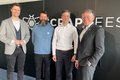 Gruppenfoto bei der ScrapBees GmbH in Neuss (von links): Dezernent Martin Stiller, die Gründer Thilo Hamm und Florian Kriependorf sowie Landrat Hans-Jürgen Petrauschke.