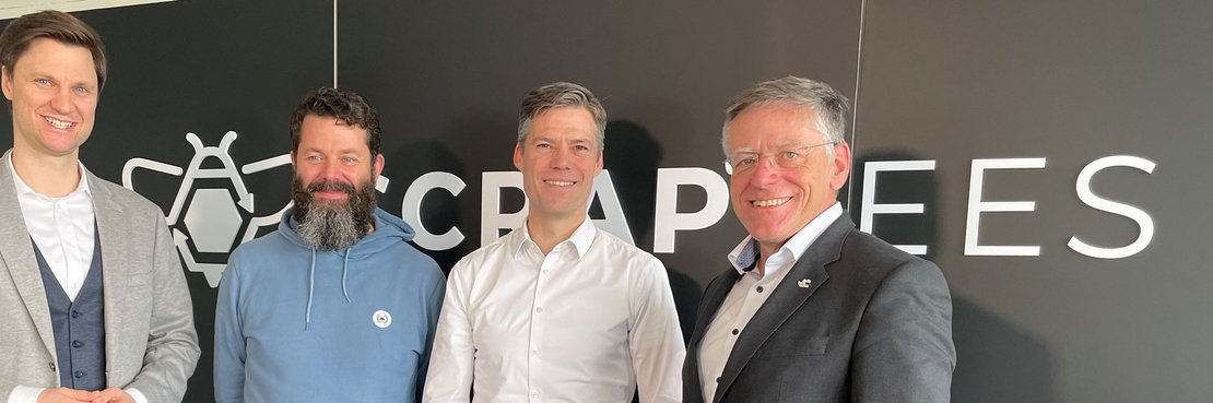 Gruppenfoto bei der ScrapBees GmbH in Neuss (von links): Dezernent Martin Stiller, die Gründer Thilo Hamm und Florian Kriependorf sowie Landrat Hans-Jürgen Petrauschke.
