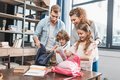 Eltern mit zwei Kindern