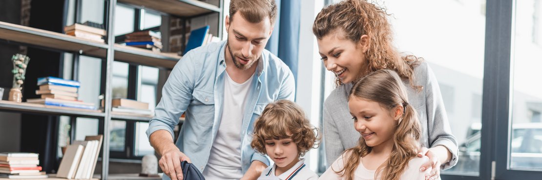 Eltern mit zwei Kindern