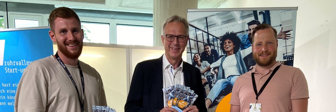 Dominik Hintzen, Kreisdirektor Dirk Brügge und Simon Lichte am Stand des Rhein-Kreises Neuss