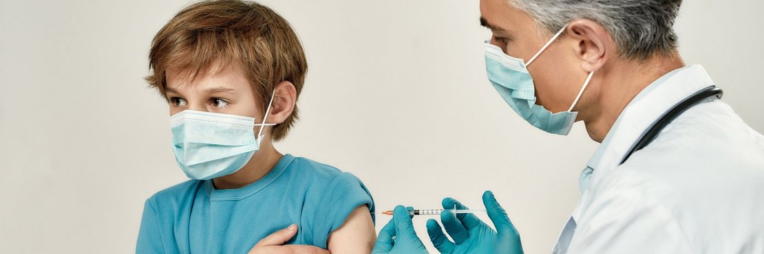 Symbolbild: kind wird geimpft