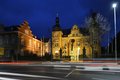 Archivfoto vom beleuchteten Ständehaus in Grevenbroich im Abendlicht