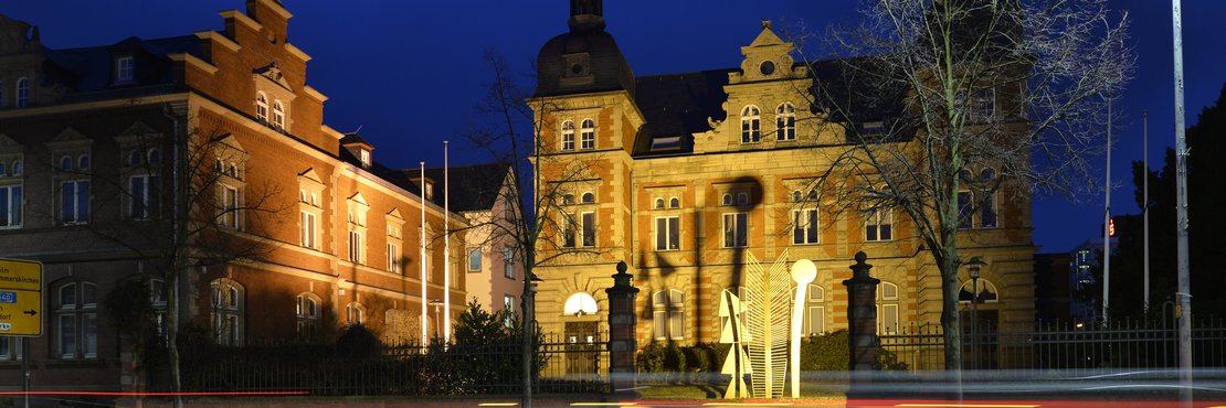 Archivfoto vom beleuchteten Ständehaus in Grevenbroich im Abendlicht