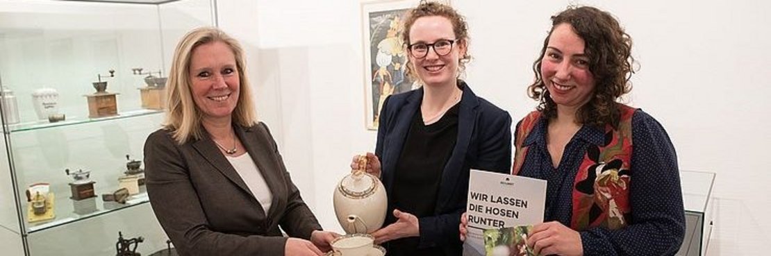 Kathrin Wappenschmidt, Anna Vössing und Greta Schütz (v.l.) laden zur Kaffeeausstellung ins Kreiskulturzentrum Sinsteden ein.