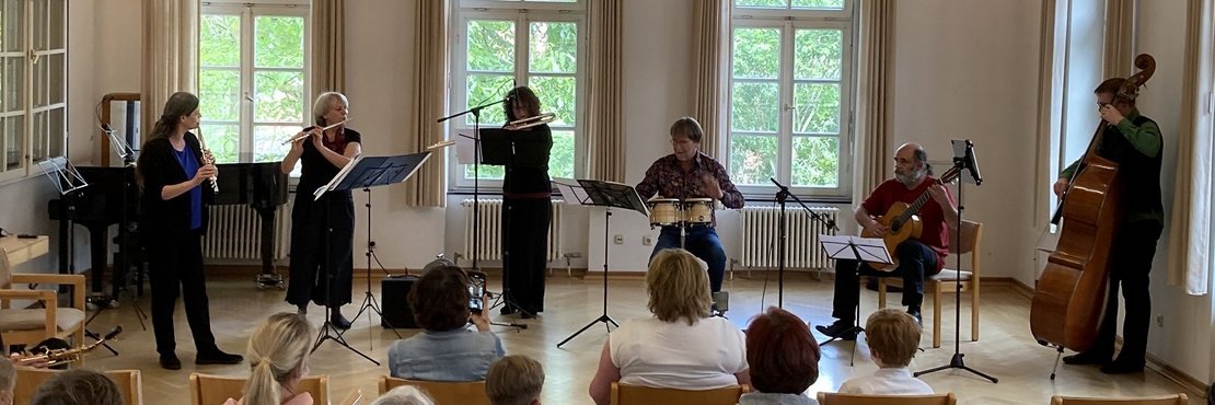 Foto von Personengruppe: Simone Mentzen, Elisabeth Leonhard, Susanne Toth (Querflöte), Leonard Gincberg (Percussion) und Arne Diekow (Kontrabass)