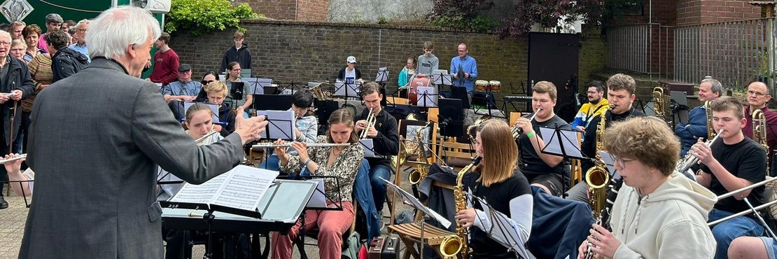 Jugendblasorchester der Musikschule Rhein-Kreis Neuss spielt unter freiem Himmel