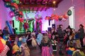 Bunt geschmückter Raum mit kostümierten Kindern