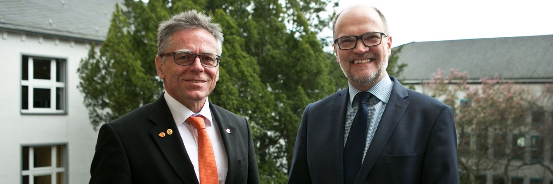 Landrat Hans-Jürgen Petrauschke (links) begrüßte den neuen Neusser Amtsgerichtsdirektor Carl Blomenkamp.