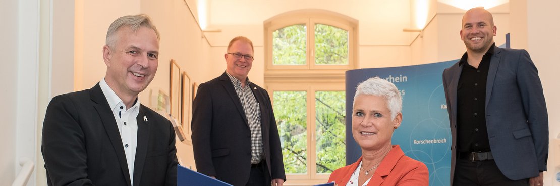 Kreisdirektor Dirk Brügge und Thomas Schütz mit Dr. Andrea D. Hurtz und Ulrich Rehmes von der Bertha-von-Suttner-Gesamtschule in Nievenheim.