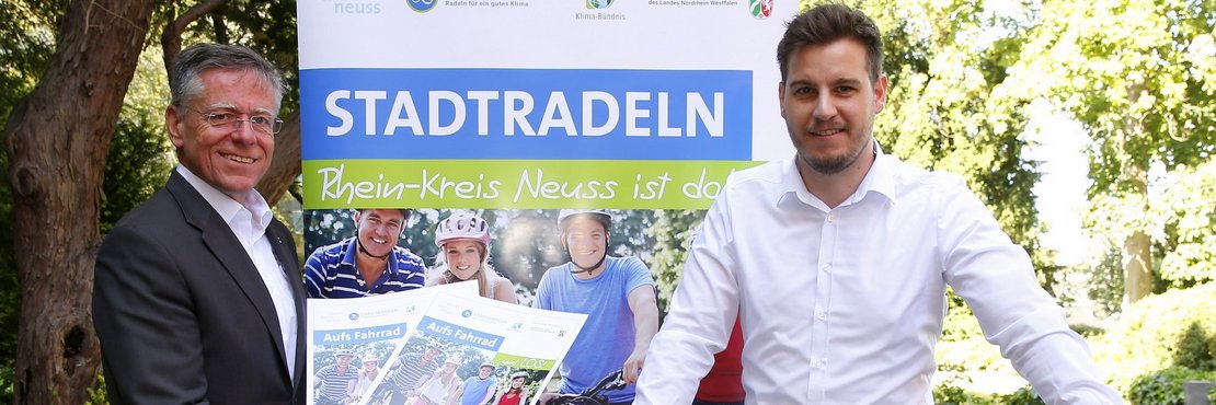 Landrat Hans-Jürgen Petrauschke und Michael Ruß mit Werbematerialien und Fahrrad