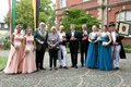 Personengruppe festlich zum Thema Schützenfest gekleidet