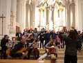 Grundschulkinder und Orchester beim Mitmachkonzert in der Kirche