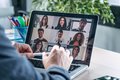 Digitales Meeting an einem Laptop