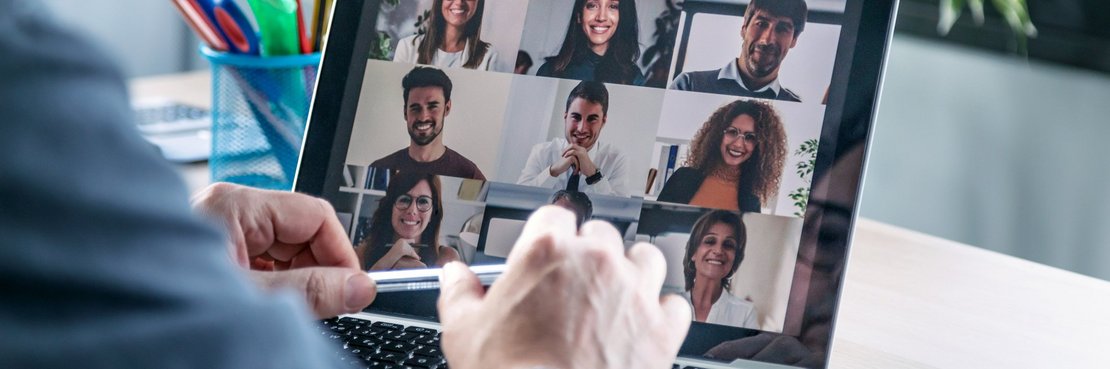 Digitales Meeting an einem Laptop