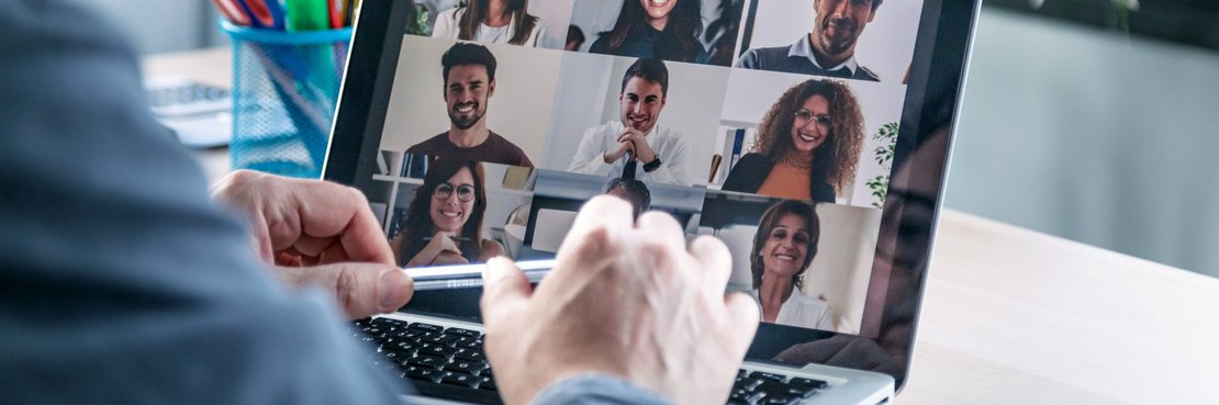 Digitales Meeting an einem Laptop