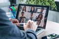 Digitales Meeting an einem Laptop