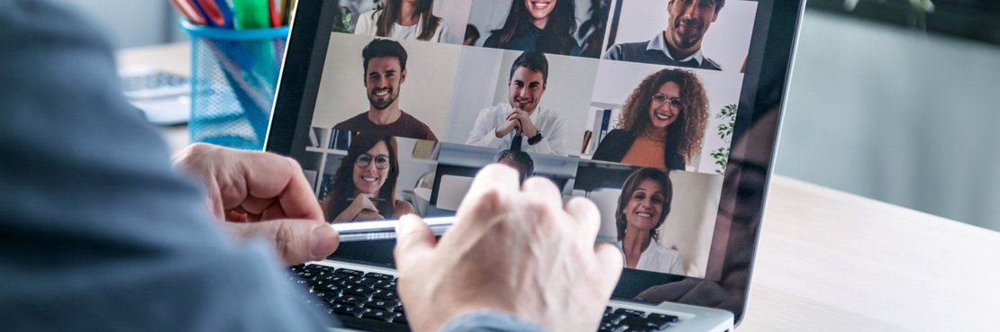 Digitales Meeting an einem Laptop