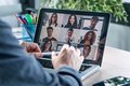 Digitales Meeting an einem Laptop