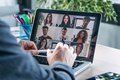 Digitales Meeting an einem Laptop