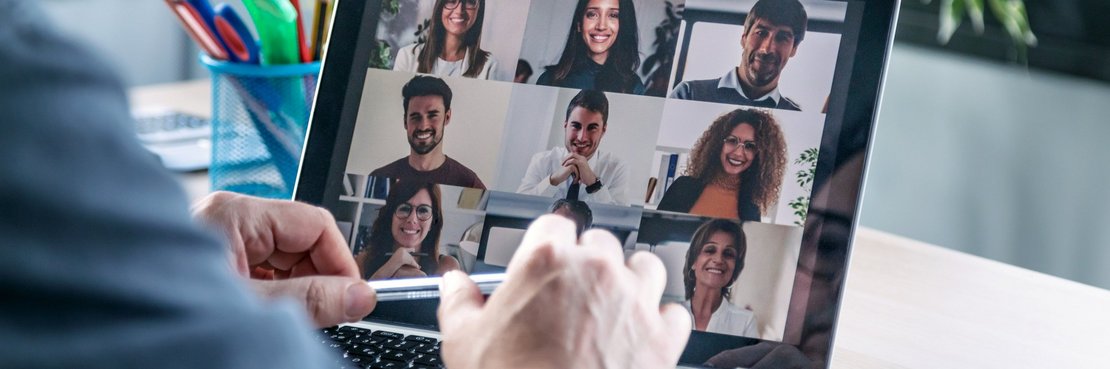 Digitales Meeting an einem Laptop