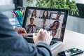Digitales Meeting an einem Laptop